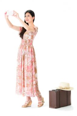 güzel kadın turist hareket eden smartphone kullanarak