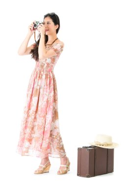 Vintage fotoğraf makinesi alarak fotoğraf kullanarak Bayan gülümseyen