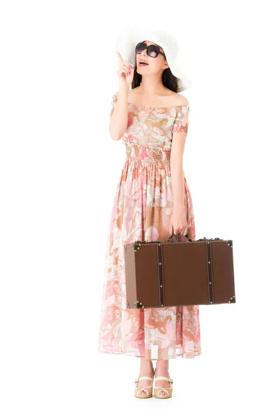 女人，穿着夏装抱着老式手提箱 — 图库照片