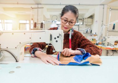 gülümseyen güzel kadın moda stüdyo alt