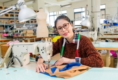 güzel kadın Tasarımcısı terzi makine kullanarak