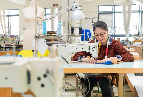 Mooie zoete kleding fabriek naaien vrouw — Stockfoto