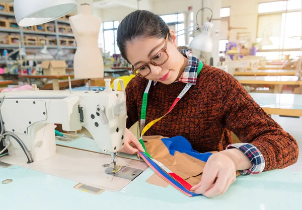 profesyonel gülümseyen kadın giyim dikiş işçi