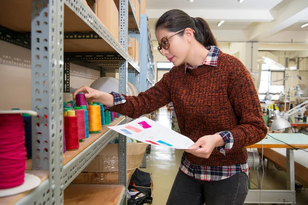 yan görünümü zarif çekici dikiş kadın fotoğrafı