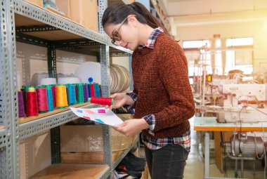 Cidden başarılı tasarımcı kadın kırmızı seçme