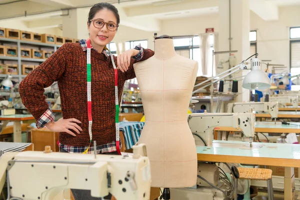 Juiste vrouw permanent in mode maken studio — Stockfoto
