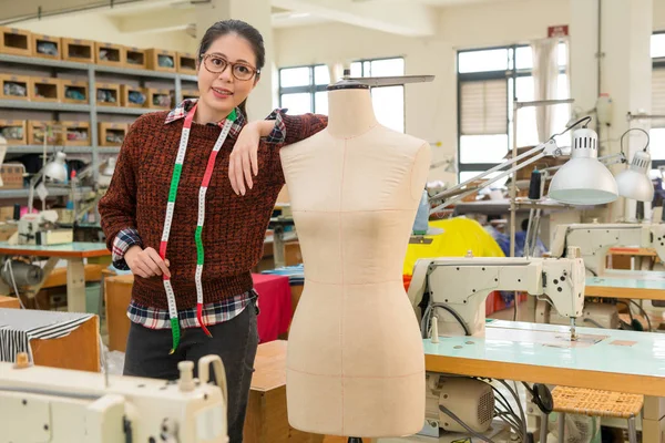 Employee with mannequin dummy standing in office — Stock Photo, Image