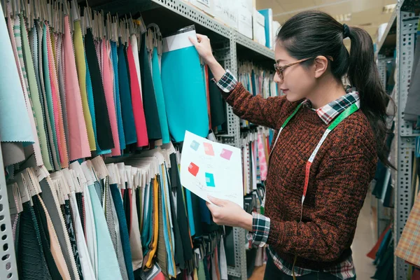 Vrouw ontwerper kiezen monster draperie kleding — Stockfoto