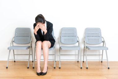 ahşap zemin sandalyede oturan zarif yöneticisi hanım