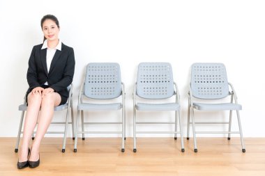 şirket koltukta oturan mutlu takım elbise Bayan