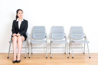 belge taşıma güzel takım elbise kız gülümseyerek