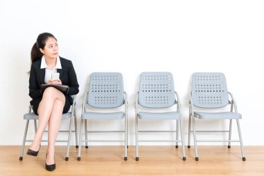 Mobil cep telefonu tutan kız öğrenci