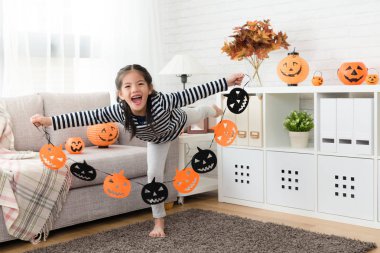 Kağıt süslemeleri Cadılar Bayramı gösterilen evlat 