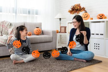 holding kağıt kesme süslemeleri anne ile çocuk