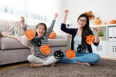 Anne ve çocuk heyecanlı ve başarıyla Halloween yapılan 