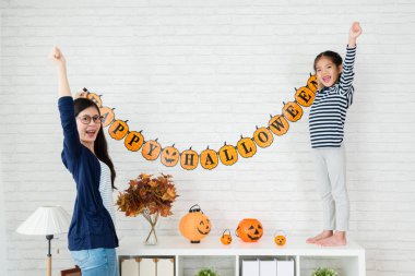 Anne ve çocuklar dekorasyon kadar asılı başarılı