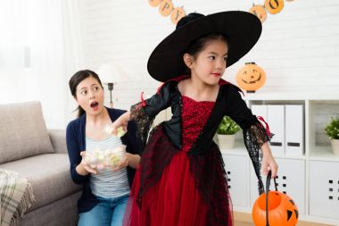 çocuk kapmak onun anneden tatlı şeker