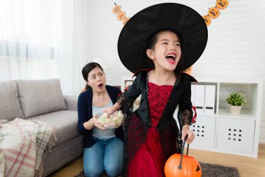 yaramaz çocuk mutlu oynamak oyun ya da şeker