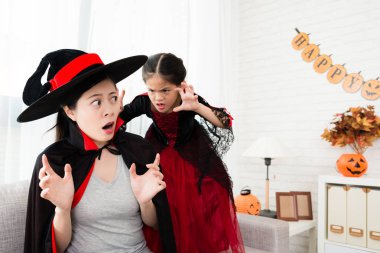 Cadı kız korkmuş annesi arkasından iyi eğlenceler