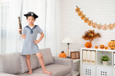 bir korsan oyuncak tabanca tutan güven kız