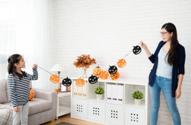 sevimli kız annesi ile dekorasyon holding