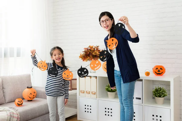 tatlı Asyalı çocuk ve süslemeleri tutan anne