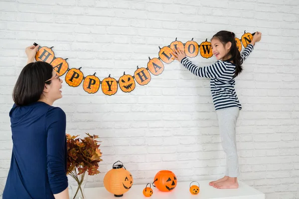 Anne ve çocukları dekorasyon kadar asılı