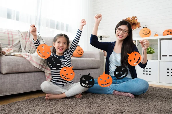 Anne ve çocuk heyecanlı ve başarıyla Halloween yapılan 