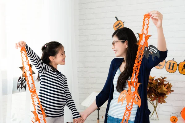 çocuk ve annesi Cadılar Bayramı partisine birlikte hazırlamak