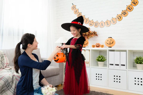  Genç anne çocuklara şeker vermek