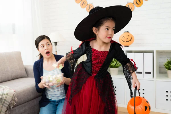 çocuk kapmak onun anneden tatlı şeker