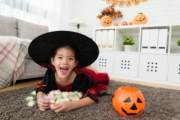 onun tatlı şekerler tutan şirin mutlu kız