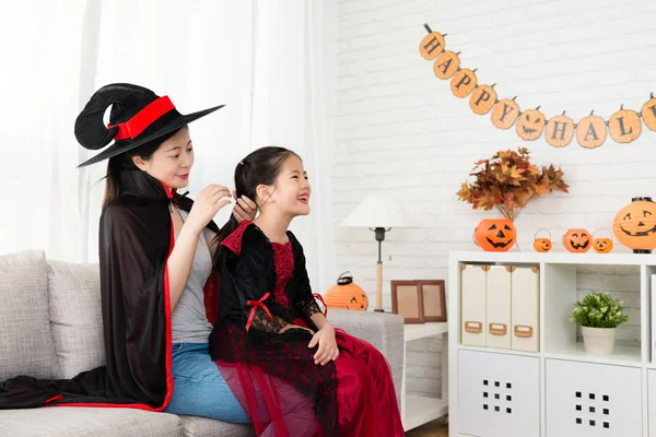 Anne kızı giyinmek Yardım