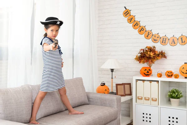 bir korsan oyuncak silah tutan Kaptan kız