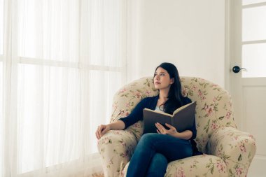 tatlı ince kız öğrencinin okul kitap