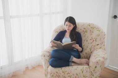 yaşam koltukta oturan güzellik çekici Bayan