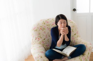 sıcak kahve fincanı tutan güzel kadın modeli