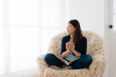 sıcak kahve kupa tutan ince gülümseyen kadın