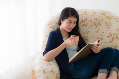 Seramik bardak tutan güzel tatlı kadın