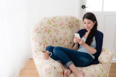 kanepe oturma gülümseyen güzellik kadın modeli