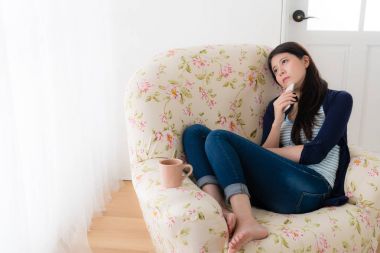 hareket eden smartphone tutan güzel hüzün kadın