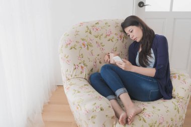 oturma odasında kanepede oturan güzel hüzünlü kız