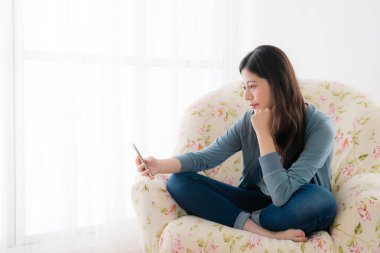 Güzellik zarif Bayan hareket eden smartphone holding