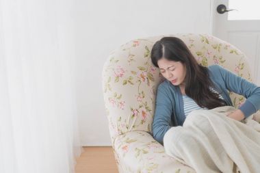 Karın ağrılı getting zarif genç kadın