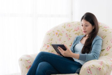 koltukta oturan zarif güzellik office çalışan kadın