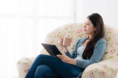 Kupası Kupa tutan acelesiz çekici kadın