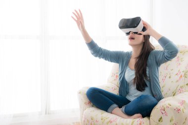 mutlu güzellik kadın kanepe sandalyede oturuyor