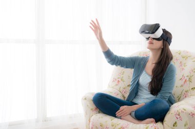 güzel gülümseyen kadın kanepe koltukta oturuyordu