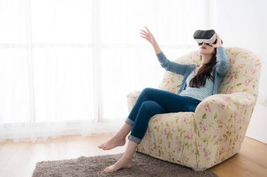 kanepe sandalye üzerinde oturan genç zarif kadın