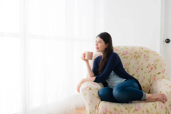 Estudiante mujer sosteniendo taza beber café caliente —  Fotos de Stock